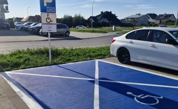 miejsce parkingowe - Duży, darmowy parking z wejściem bez schodów