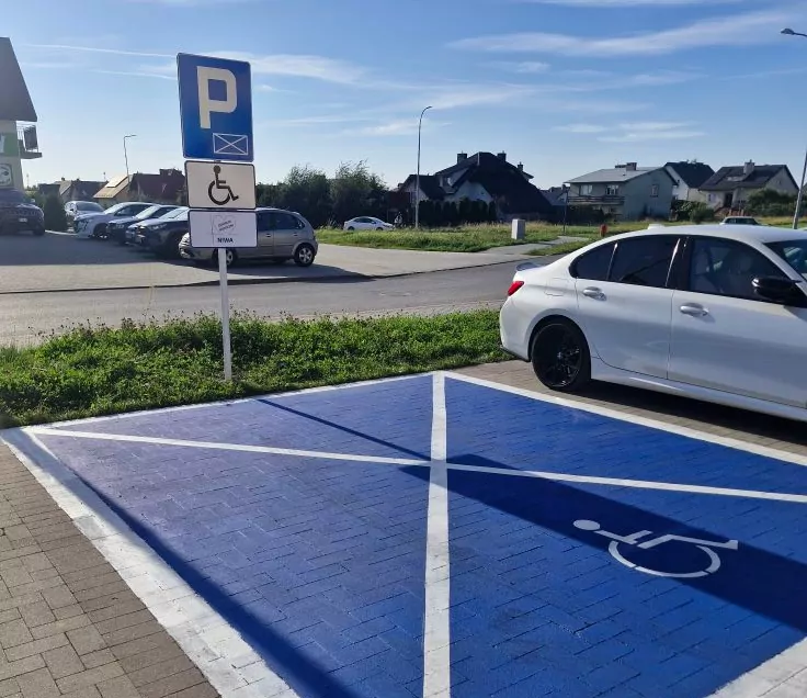 CM Niwa Głogów Młp. Aktualności 26 parking specjalne miejsce parkingowe dla osób z niepełnosprawnościami